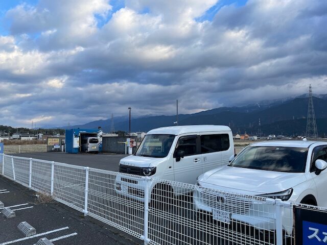 ガソリンスタンド敷地外にある洗車場入口2